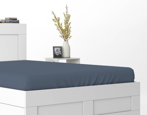 Prześcieradło Pure 140x200 satynowe z gumką w kolorze denim