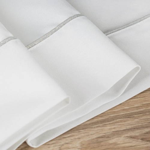 Obrus Madele 145x400 biały ze srebrną lamówką