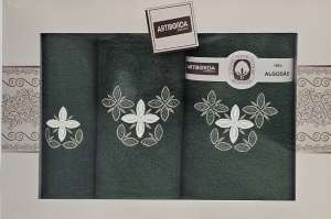 Komplet ręczników ciemnozielonych w pudełku 3 części z haftem kwiatowym