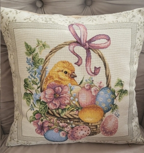 Poszewka gobelinowa wielkanocna 45x45 Kurczaczek w Koszyczku